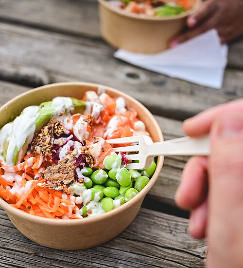 Gesunde Poke Bowl aus nächster Nähe.