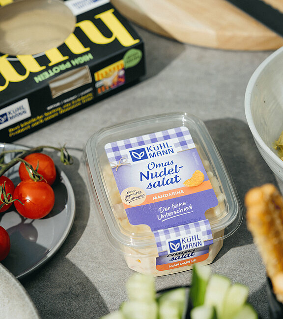 Das Produkt Omas Nudelsalat als Prepack plus frisches Gemüse