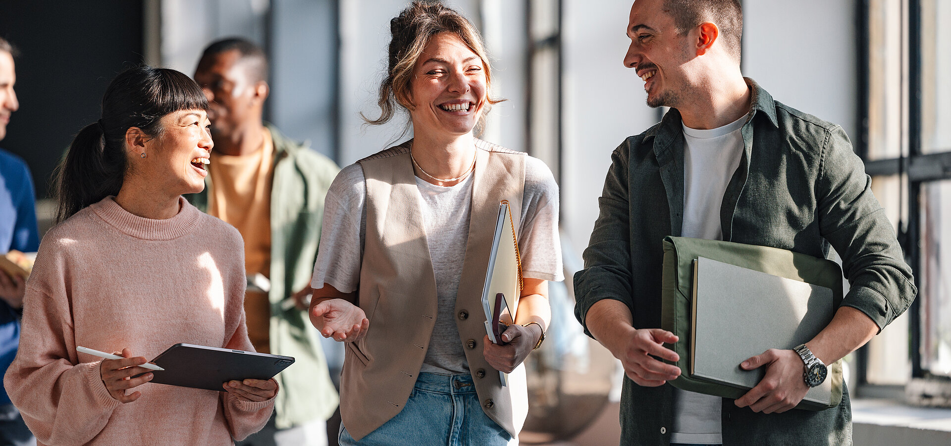 Young Professionals diskutieren angeregt in einem Co-Working-Space