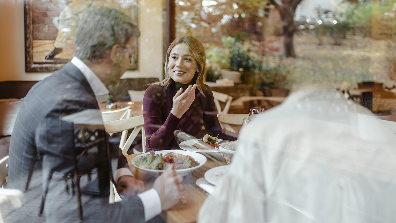 Freunde genießen ein Mittagessen im Restaurant