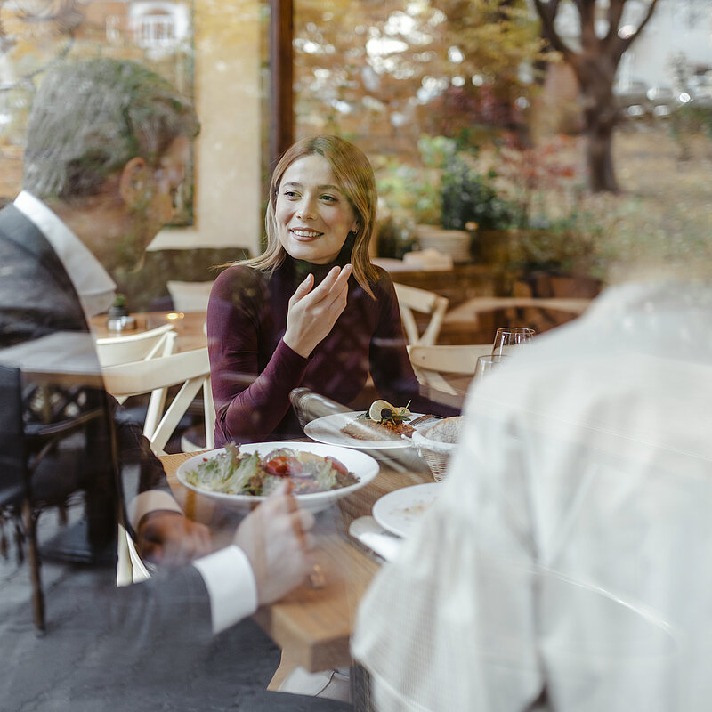 Freunde genießen ein Mittagessen im Restaurant
