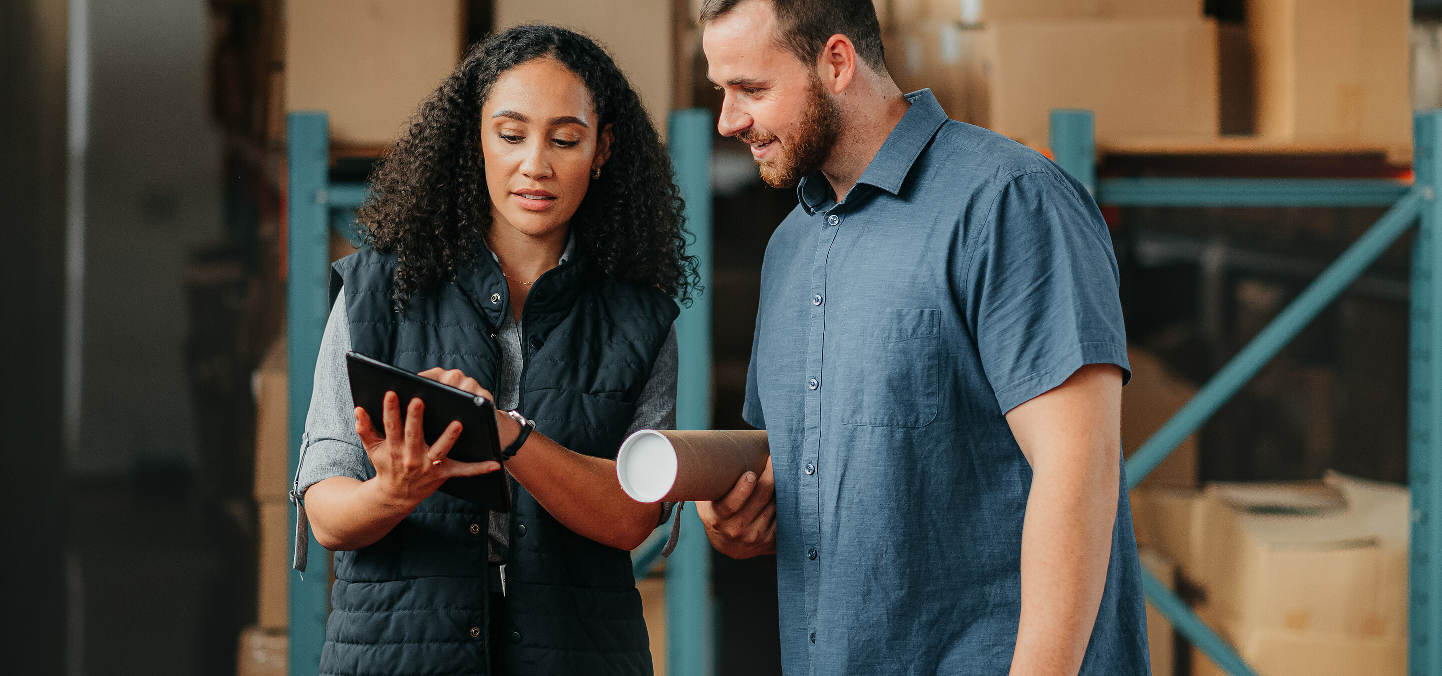 Versand, Frachtkollegen und Tablet im Lager mit E-Commerce-Lagerlogistikmanager und Arbeiter.