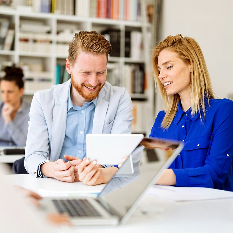 Geschäftsleute, die im Büro arbeiten und zusammenarbeiten 