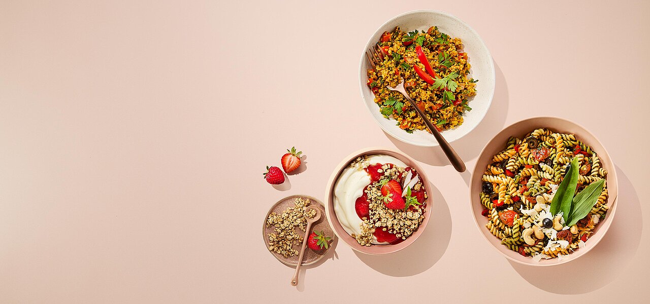 Schalen mit Feinkostprodukten und eine Joghurtbowl