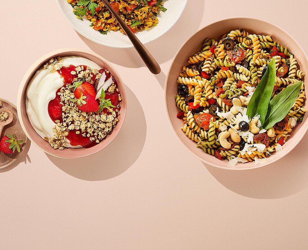 Schalen mit Feinkostprodukten und eine Joghurtbowl