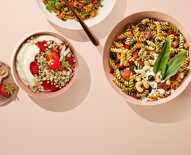 Schalen mit Feinkostprodukten und eine Joghurtbowl