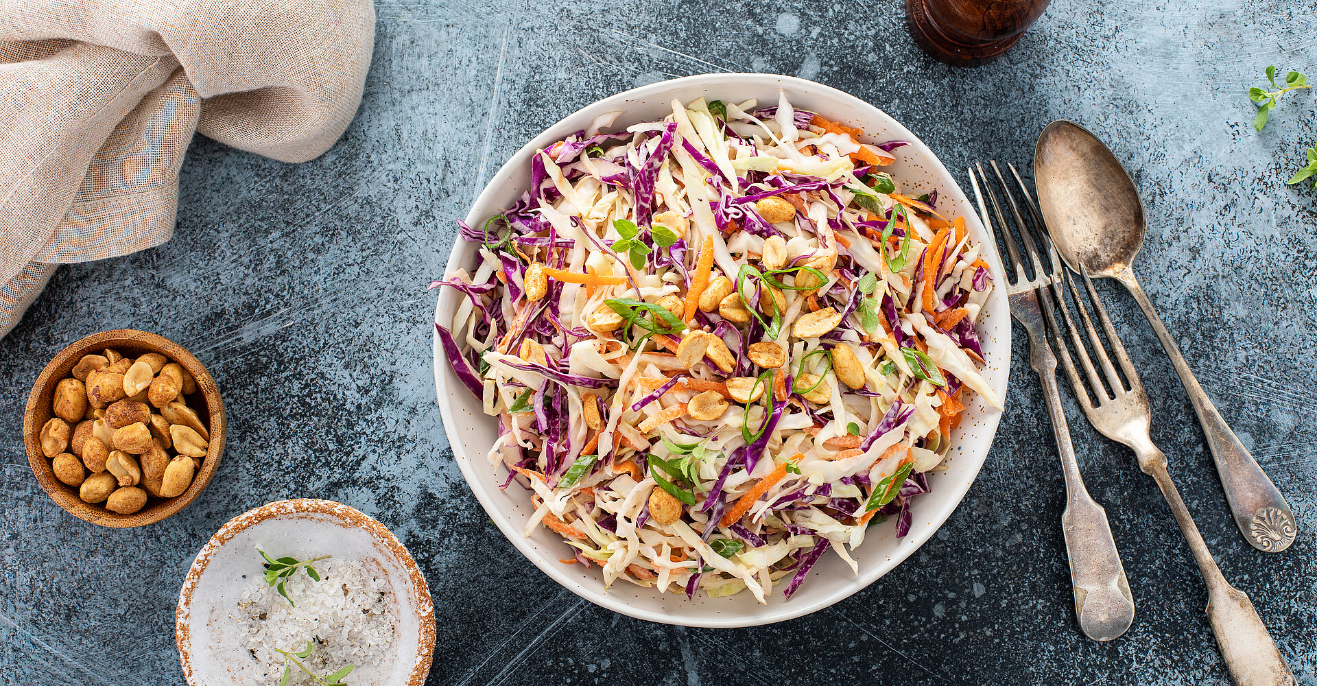Asiatischer Kohlkrautsalat mit Erdnusssauce