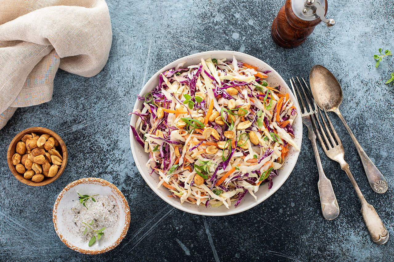 Asiatischer Kohlkrautsalat mit Erdnusssauce