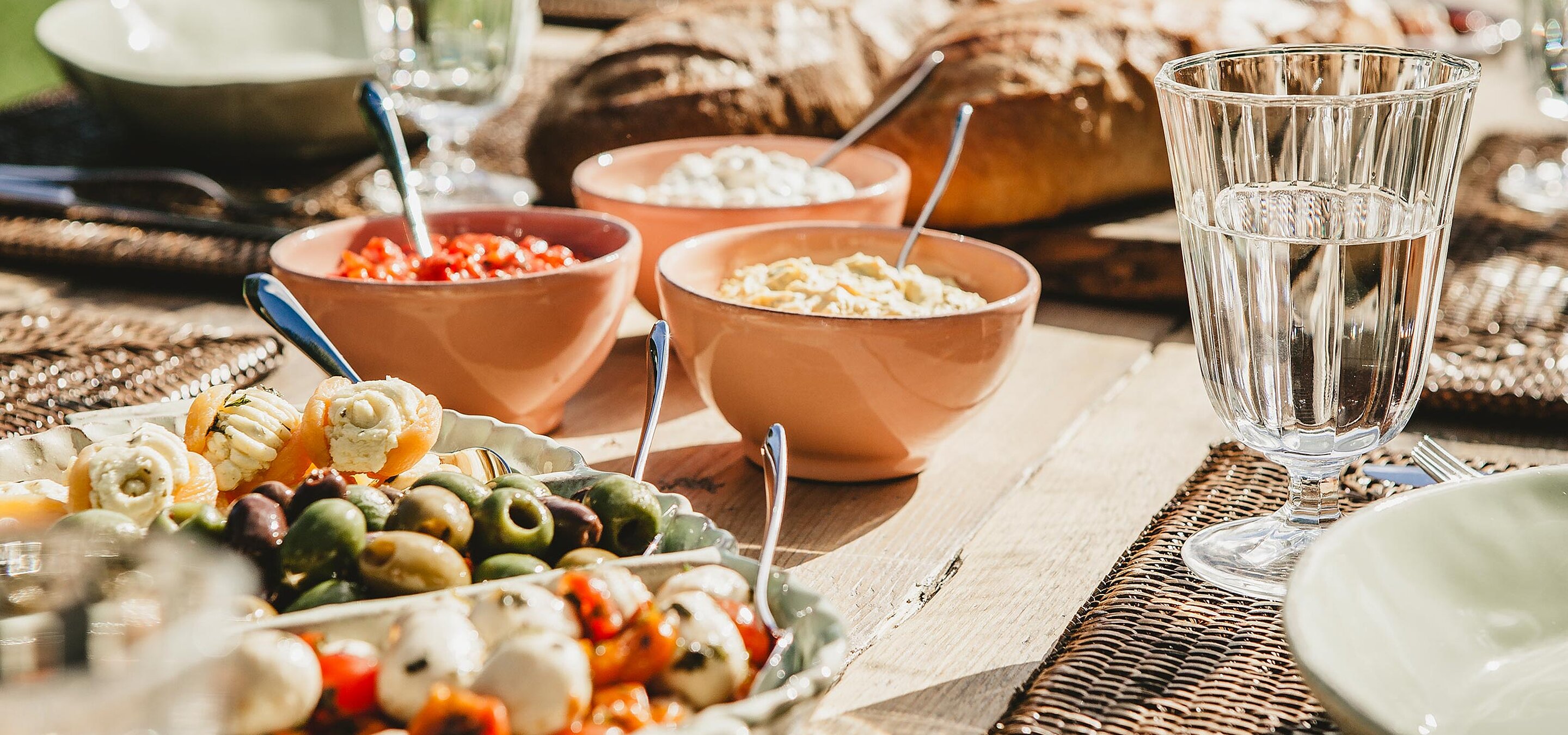 Ein Tisch mit Tellern mit Essen und Schüsseln mit Soßen 